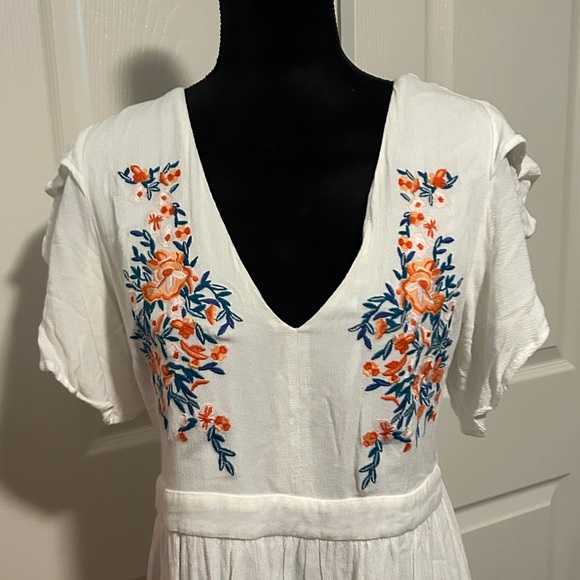 White flutter sleeves maxi dress - Picture 2 of 7